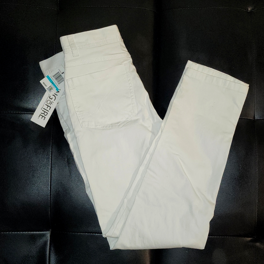 "Ring of Fire" size 16 jeans ( White )